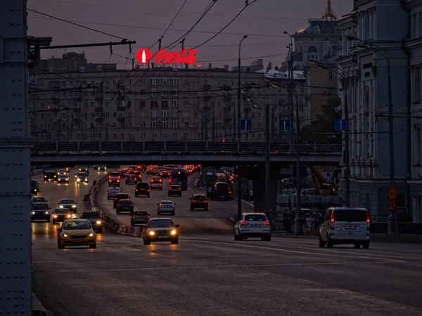 Moscou Rússia Agosto 2017 Tráfego Carros Uma Rua Cidade Noite — Fotografia de Stock