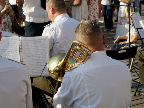 Moscov Russland August 2017 Sonnenerleuchteter Erwachsener Saxofonspieler Und Spiegelungen Seinem — Stockfoto