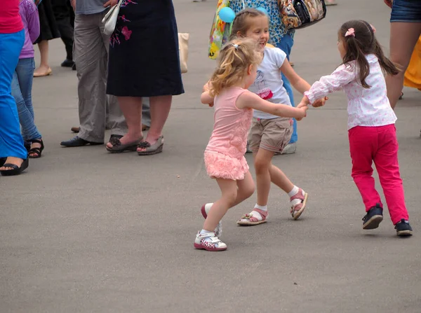 Moskau Russland Mai 2016 Drei Glückliche Mädchen Tanzen Händchen Haltend — Stockfoto