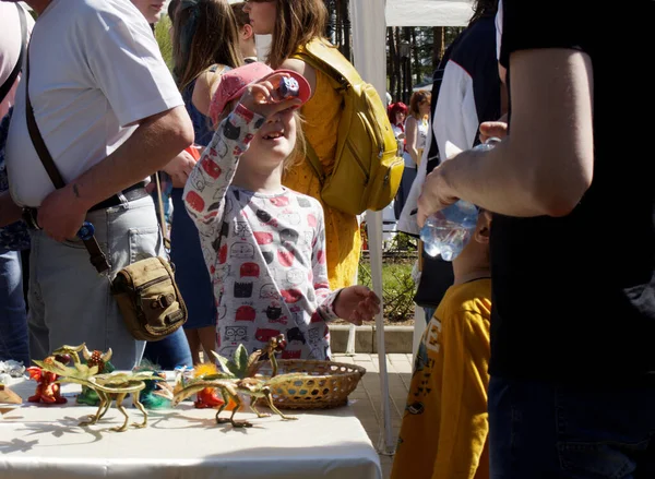 Voronezh Ryssland Maj 2018 Flicka Håller Händerna Och Undersöker Leksak — Stockfoto