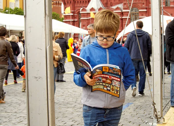 Москва Россия Июня 2017 Фестиваль Книги Красная Площадь Стоящий Мальчик Лицензионные Стоковые Фото