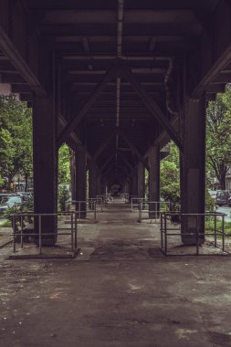 Berlin'de yer üstü demiryolu yolu altında