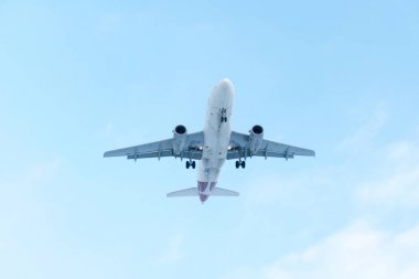 Mavi gökyüzü ile iniş yaklaşımı uçak