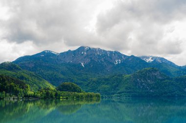 dağ da güzel görünümü ve su yansıtan