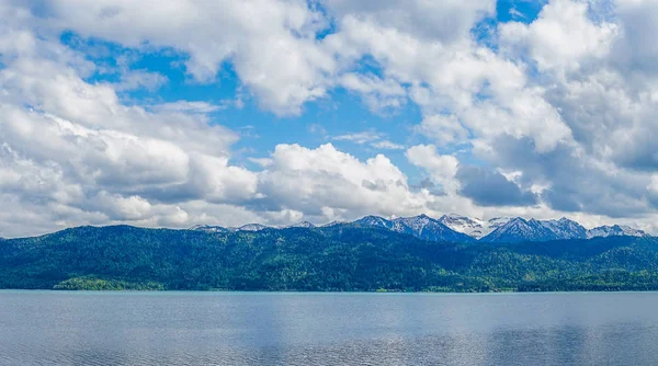 Photography at a lake with view to mountains and cloudy sky — Stock Photo, Image