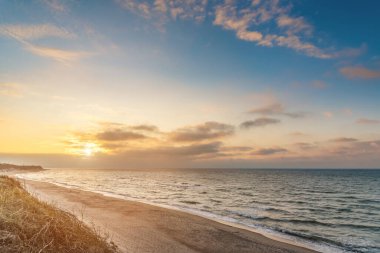 Denizde güzel, renkli bir gün batımı. Tatil ve hafta sonu konsepti