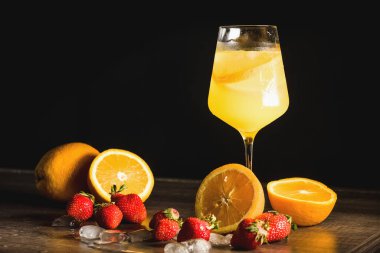 Karanlık bir arka planda meyve suyu ve portakallı bardak. Sağlıklı beslenme ve sağlıklı yaşam tarzı kavramı.