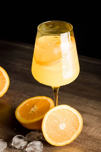 Vaso con zumo y naranjas sobre fondo oscuro. El concepto de una dieta saludable y un estilo de vida saludable —  Fotos de Stock