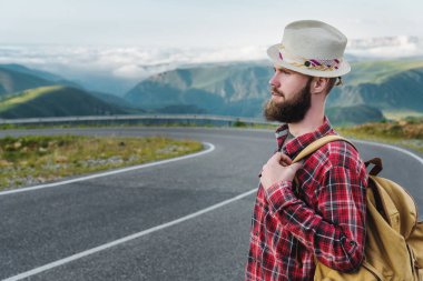 Baharat ve tuz arasında ahşap bir yüzeyde ızgara peynir topları. Bira ve fast food kavramı