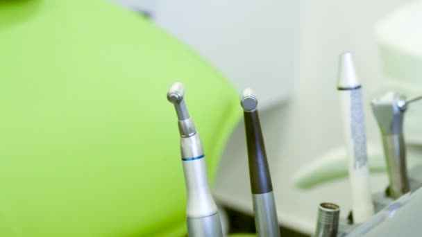 Κοντινό βίντεο με οδοντιατρικά όργανα και καρέκλα σε κλινική. Η έννοια της υγειονομικής περίθαλψης και της θεραπείας στα ιατρικά ιδρύματα — Αρχείο Βίντεο