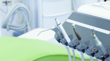 Bir klinikteki diş aletleri ve sandalyelerin yakın çekim videosu. Tıp kurumlarında sağlık ve tedavi kavramı