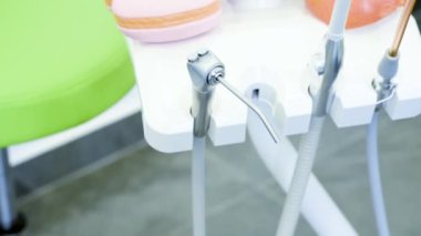Bir klinikteki diş aletleri ve sandalyelerin yakın çekim videosu. Tıp kurumlarında sağlık ve tedavi kavramı