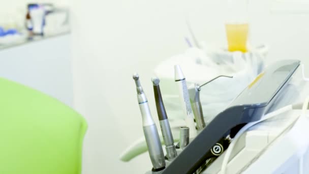 Bir klinikteki diş aletleri ve sandalyelerin yakın çekim videosu. Tıp kurumlarında sağlık ve tedavi kavramı — Stok video