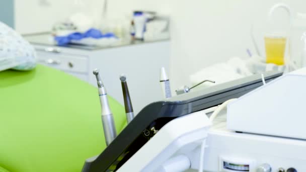 Video ravvicinato di strumenti dentali e sedia in una clinica. Il concetto di assistenza sanitaria e trattamento nelle istituzioni mediche — Video Stock