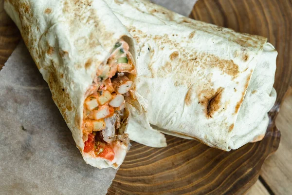 Kebap tahtada duvarın arka planında duruyor. Fast food ve ulusal sokak yemekleri konsepti