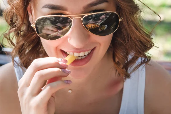 Boks eldivenli genç bir adam ve stüdyonun arka planında beyaz bir kazak. Zafer ve savaş kavramı