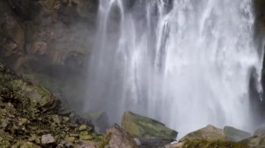 Dağlardaki bir şelale vyskoko videosu. Tatil ve seyahat kavramı