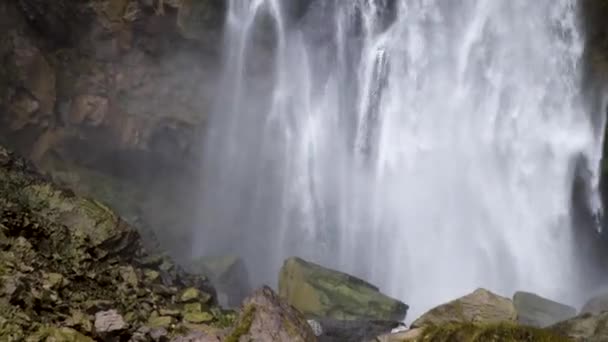 Video of a waterfall vyskoko in the mountains. Vacation and travel concept — Stock Footage Video of a waterfall vyskoko in the mountains. Vacation and travel concept Royalty Free Stock Video