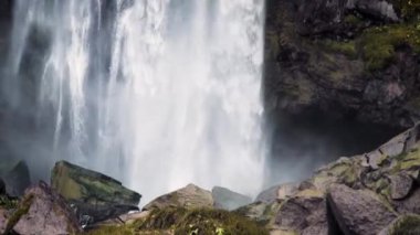 Dağlardaki bir şelale vyskoko videosu. Tatil ve seyahat kavramı