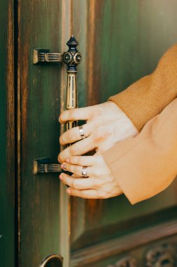 Nişan yüzüklerini kapı holding ile kadın ve erkek el ele 