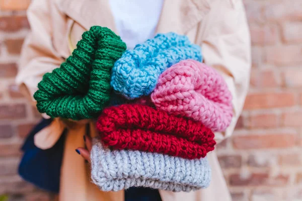 Vista Cercana Mujer Sosteniendo Pila Sombreros Invierno Calientes Punto — Foto de Stock