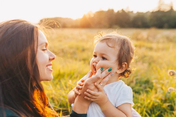 Aile güneş aşağı gidiş ile çekim