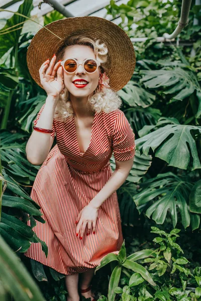 Retro Styled Woman Tropical Garden — Stock Photo, Image