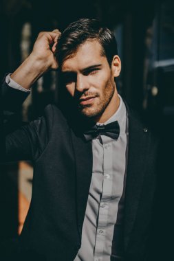Genç ve güzel bir adam İtalya, Milan 'da bir yerlerde damat oluyor.