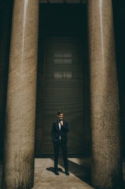 Genç ve güzel bir adam İtalya, Milan 'da bir yerlerde damat oluyor.