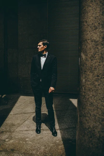 Genç ve güzel bir adam İtalya, Milan 'da bir yerlerde damat oluyor.