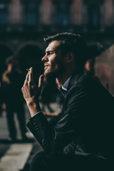 Genç ve güzel bir adam İtalya, Milan 'da bir yerlerde damat oluyor.