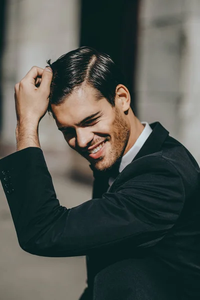 Genç ve güzel bir adam İtalya, Milan 'da bir yerlerde damat oluyor.