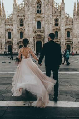 Milano, İtalya ortasında İtalyan düğünde gelin ve damat