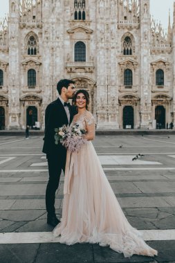 Milano, İtalya ortasında İtalyan düğünde gelin ve damat