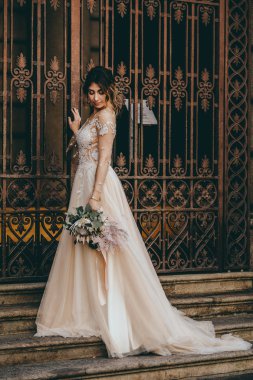 güzel bir gelin buketi ile portresi