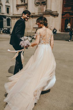 Milano, İtalya ortasında İtalyan düğünde gelin ve damat