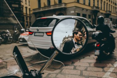 Milano, İtalya ortasında İtalyan düğünde gelin ve damat