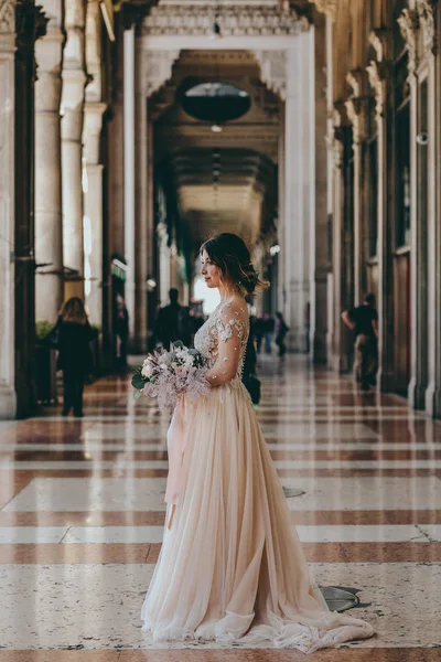 Retrato Noiva Bonita Com Buquê — Fotografia de Stock