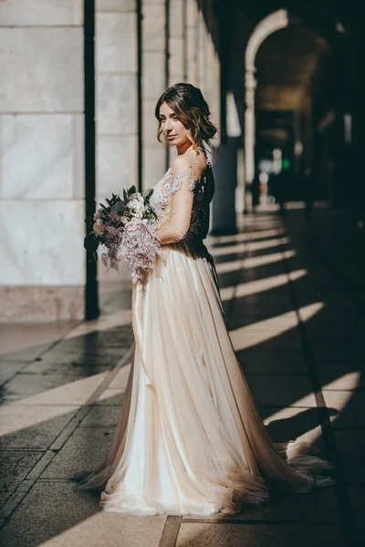 Retrato Noiva Bonita Com Buquê — Fotografia de Stock