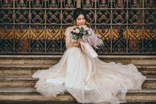 Портрет Красивой Невесты Букетом — стоковое фото