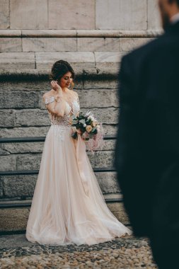 Milano, İtalya ortasında İtalyan düğünde gelin ve damat