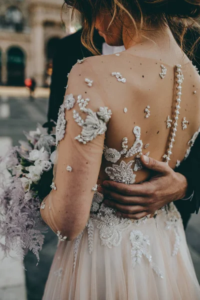 Gelin ve damat sarılma yakın çekim