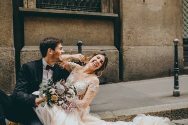 Milano, İtalya ortasında İtalyan düğünde gelin ve damat