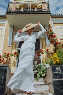 Yaz gülortasında Retro kadın