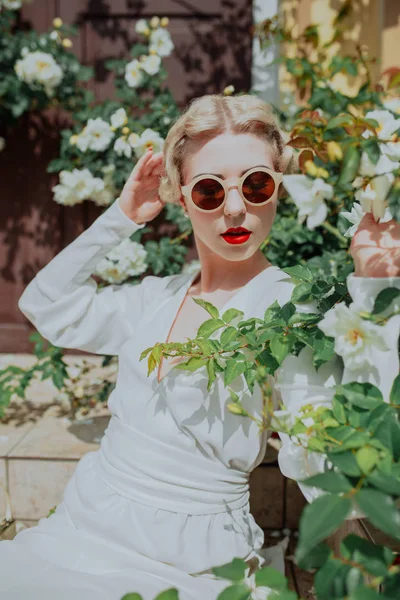 Yaz gülortasında Retro kadın