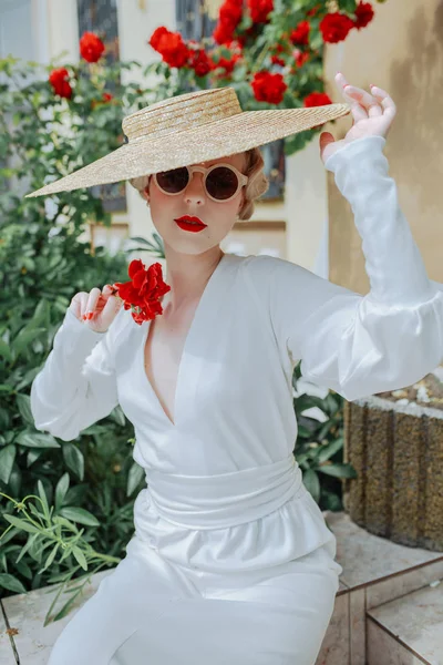 Yaz gülortasında Retro kadın