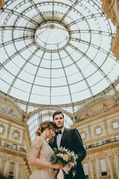 Свадебная Пара Самом Сердце Милана Италия — стоковое фото