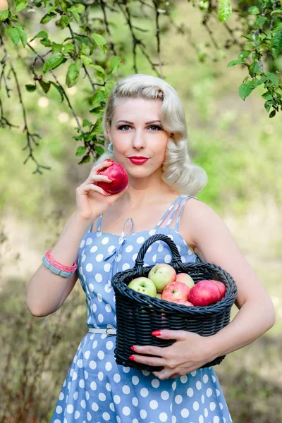 Elma bahçesi toplama hasat ortasında Retro kadın 
