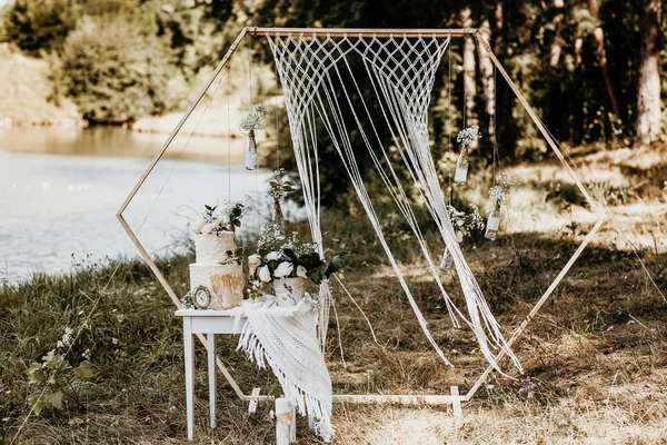 El yapımı makrome ile boho tarzında düğün kemeri