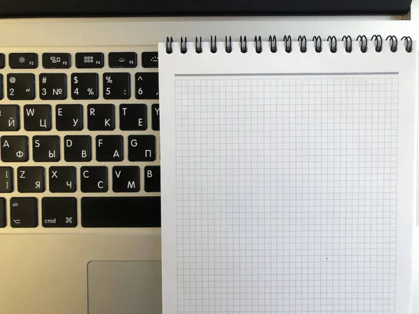 Notebook Met Pen Laptop Toetsenbord — Stockfoto